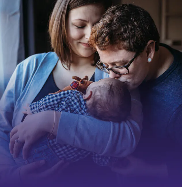 Famille embrassant un nourrisson
