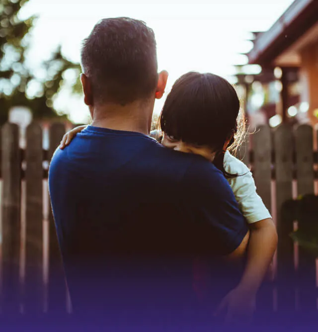 Père tenant son enfant