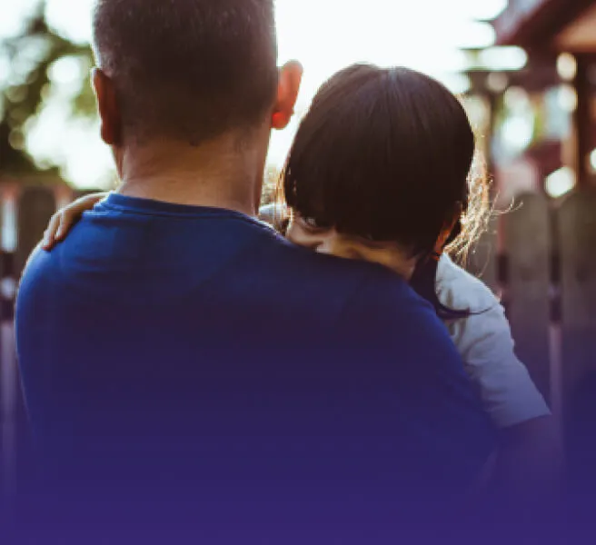 Père tenant son enfant