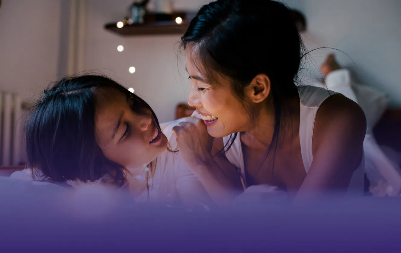 Une mère qui parle avec son enfant