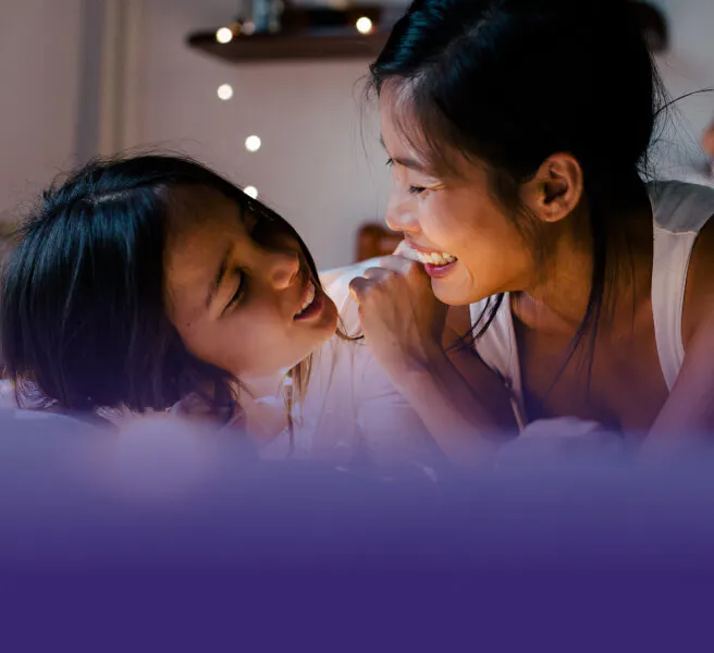 Une mère qui parle avec son enfant