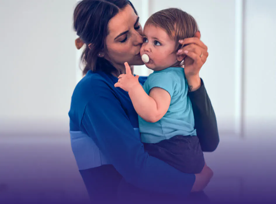 Mère tenant et embrassant son bébé
