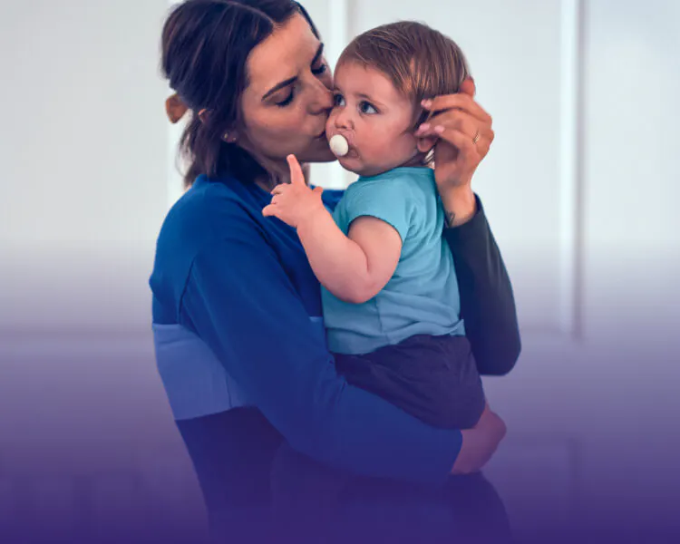 Mère tenant et embrassant son bébé
