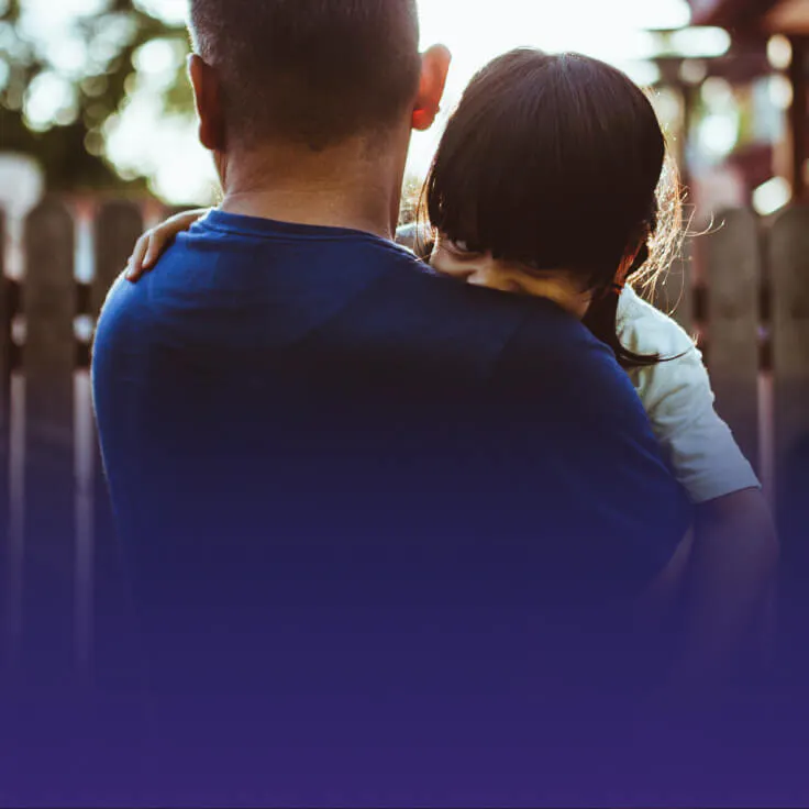 Père tenant son enfant