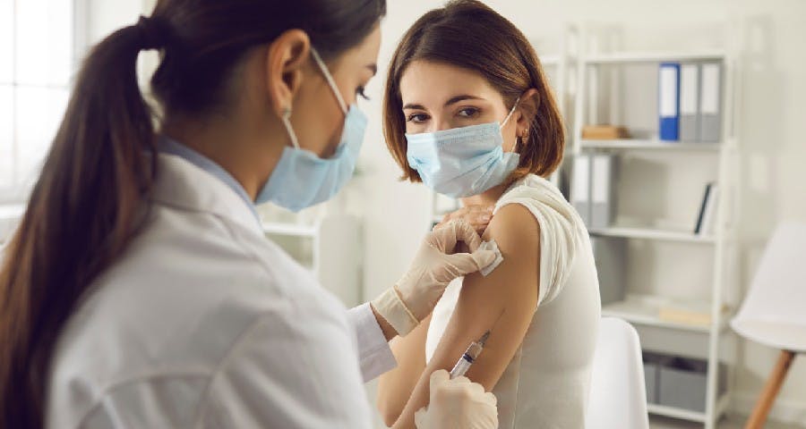 Profesional de la salud aplicando vacuna