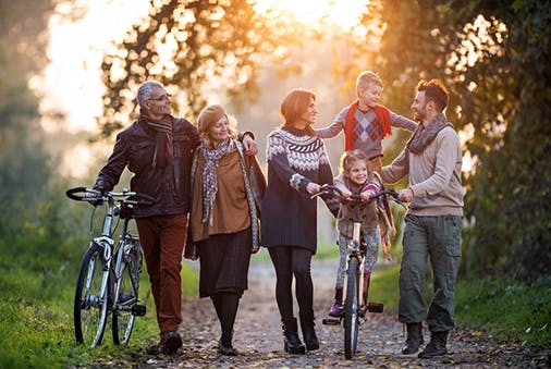 Ganze Familie bei einem Waldspaziergang.