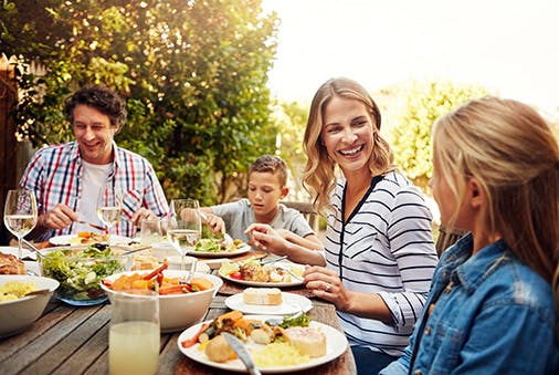 Familie am Essenstisch.