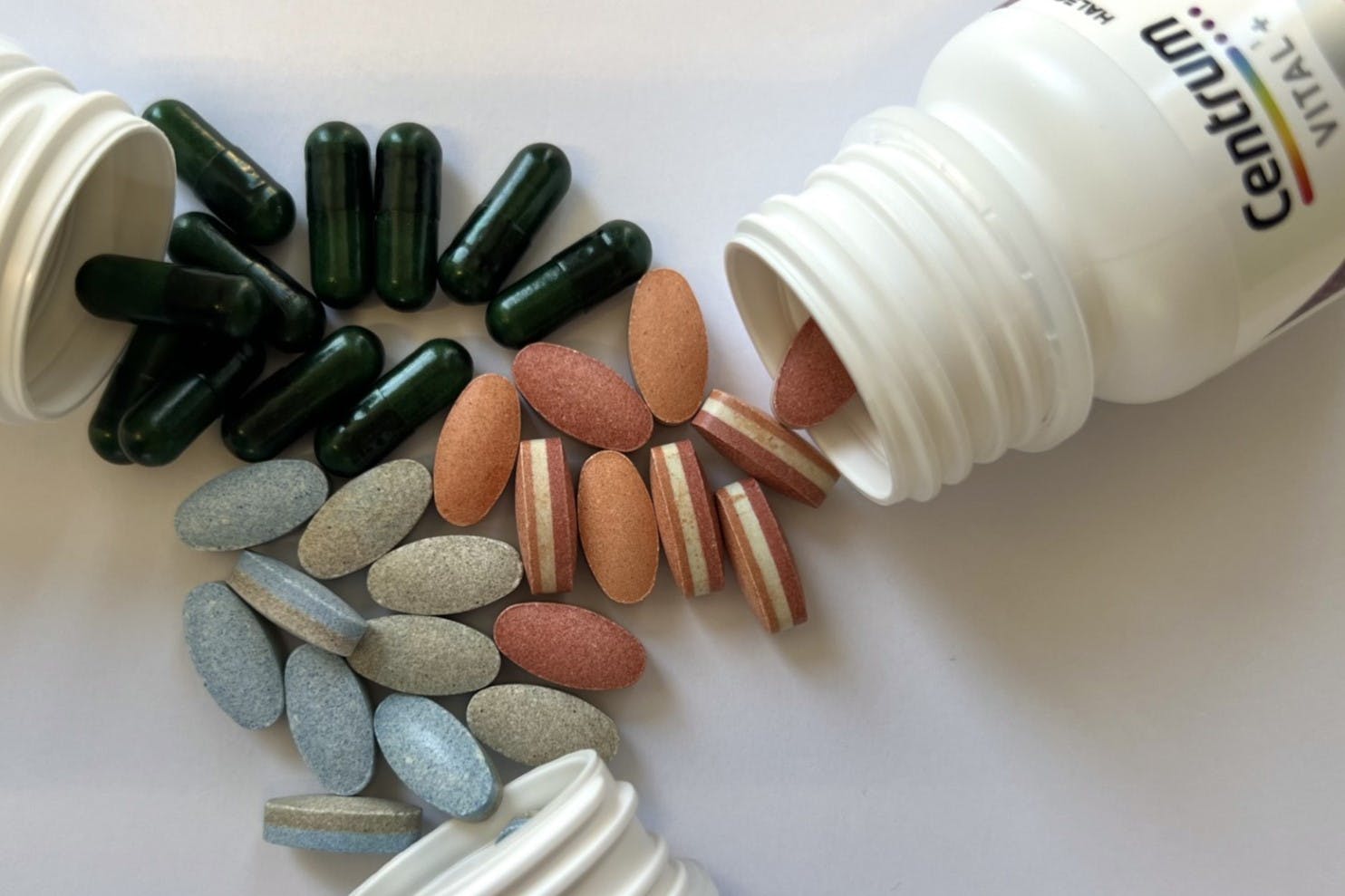 Verschiedene Tabletten und Kapseln Verschiedene Tabletten und Kapseln