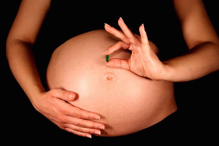pregnant-woman-vitamins-and-supplements.jpg