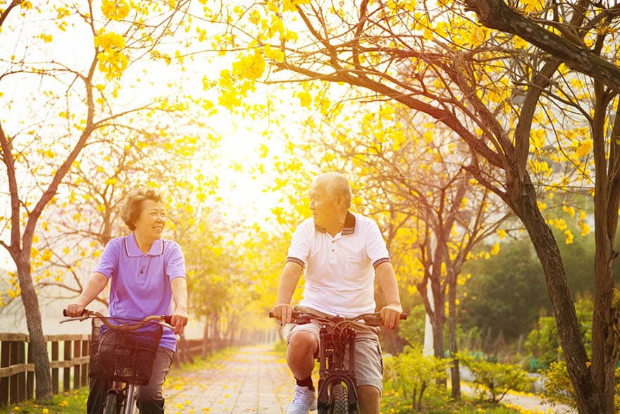 Healthy_old_couple_cycling