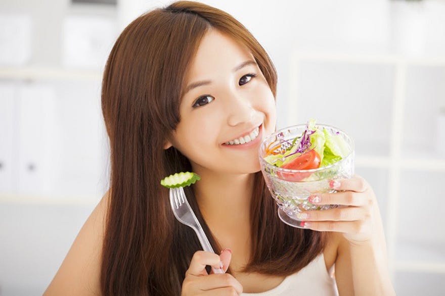 Lady_holding_a_bowl_of_salad