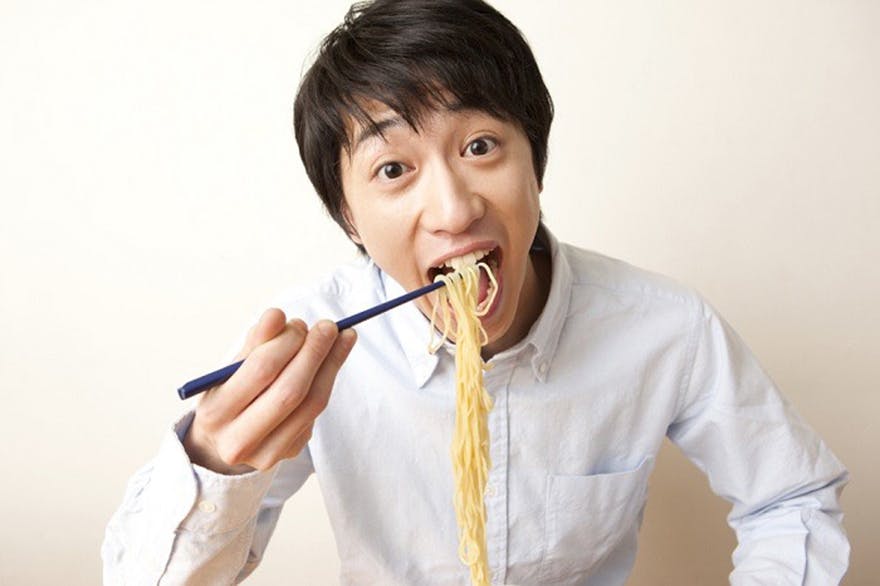 Man_eating_noodles
