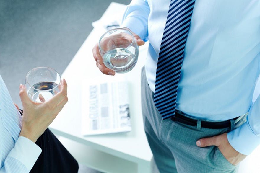 Man_holding_a_glass_of_water