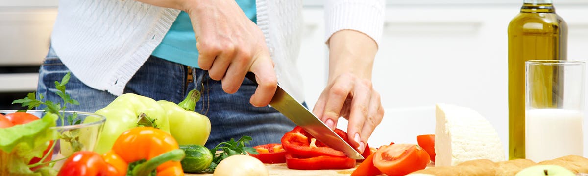 alimentos_saludables-cortando_tomate alimentos_saludables-cortando_tomate