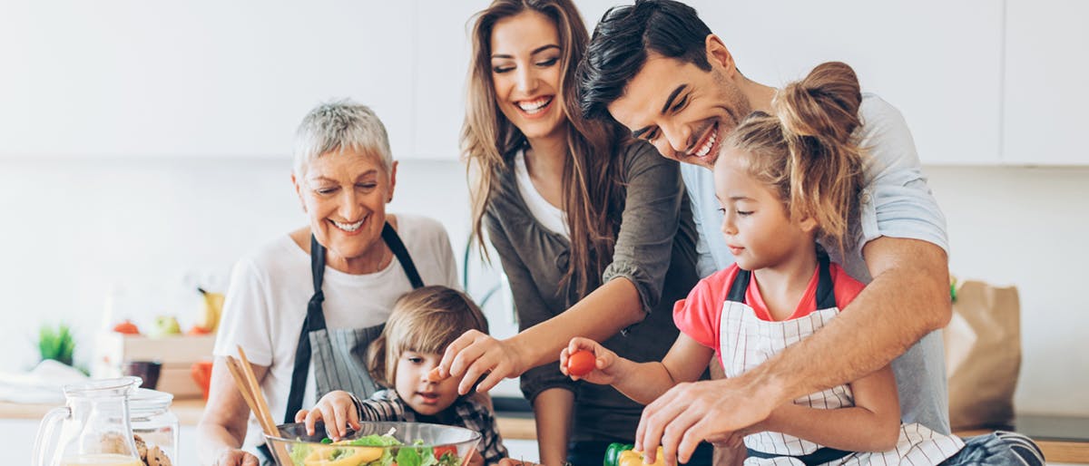 Glückliche Familie kocht in der Küche
