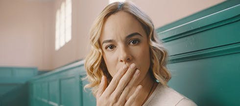flip image 1 Mujer cubriendo sus labios con la mano por falta de hidratación de Chapstick