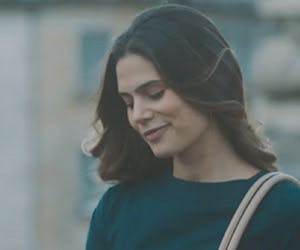 flip image 4 Mujer sonríe y luce sus labios hidratados con Chapstick