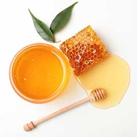 Vista de panal de miel y miel sobre fondo blanco