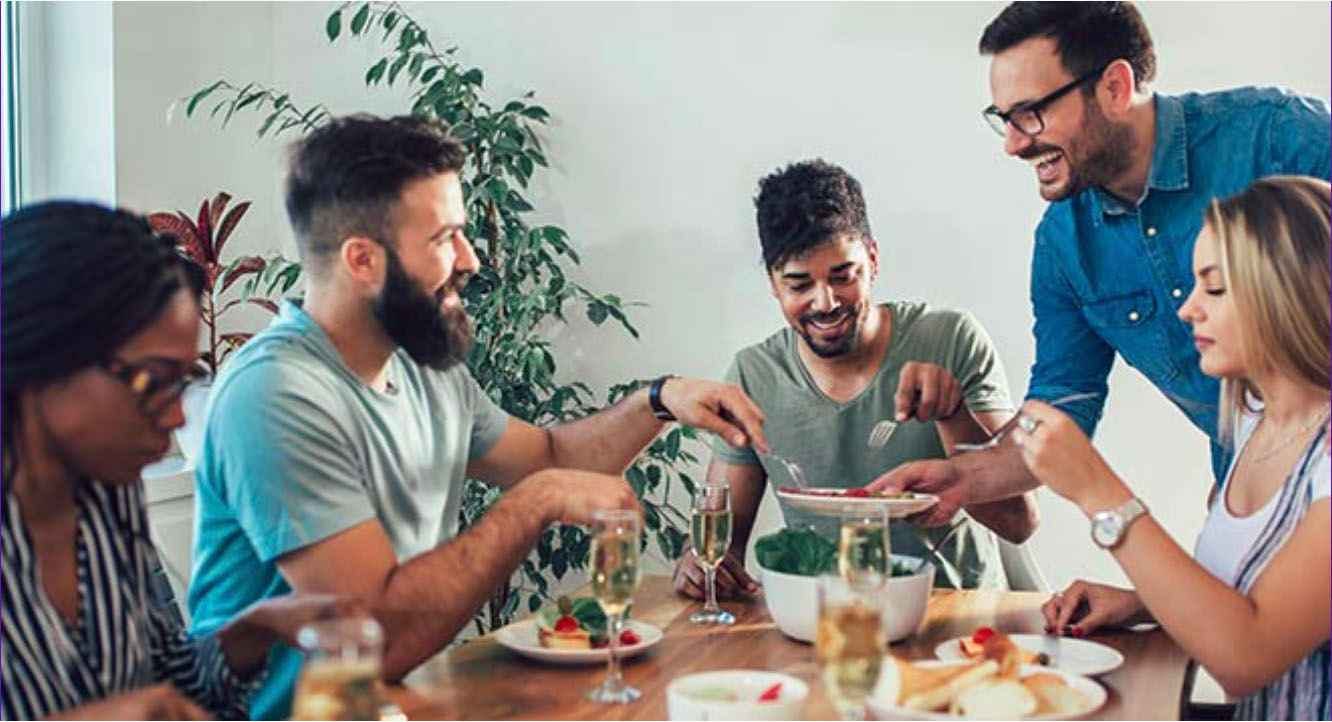Grupo de 5 en una mesa disfrutando de una comida