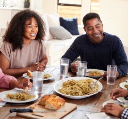 Famille partageant un repas