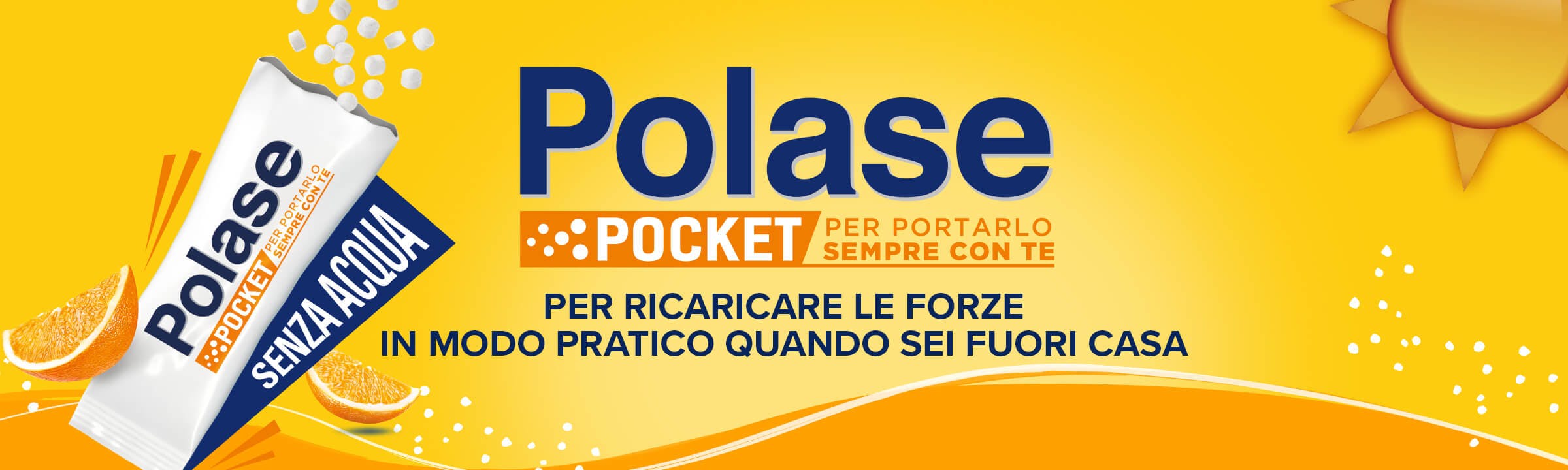 Un pacchetto di Polase Pocket al gusto arancia aperto su sfondo giallo e arancio con un sole stilizzato. Dallo stick fuoriescono mini-granuli bianchi. Il testo promozionale recita: "Polase Pocket, per portarlo sempre con te. Per ricaricare le forze in modo pratico quando sei fuori casa."