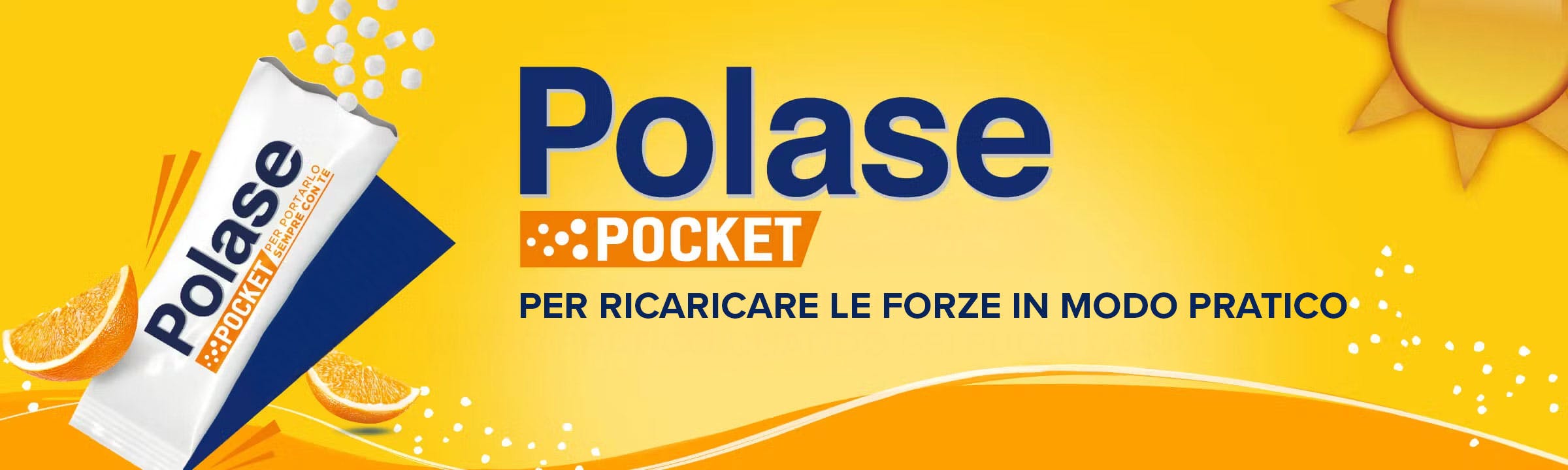 Un pacchetto di Polase Pocket al gusto arancia aperto su sfondo giallo e arancio con un sole stilizzato. Dallo stick fuoriescono mini-granuli bianchi. Il testo promozionale recita: "Polase Pocket, per portarlo sempre con te. Per ricaricare le forze in modo pratico quando sei fuori casa."
