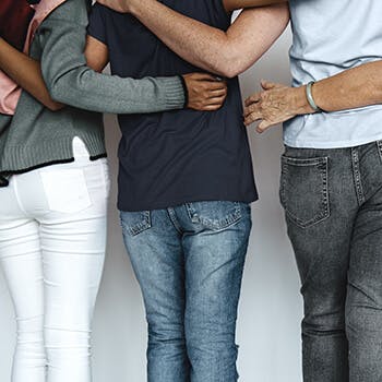 Detrás del brazo del grupo en brazo