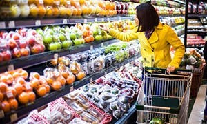 Woman shopping for fresh immune system boosting produce