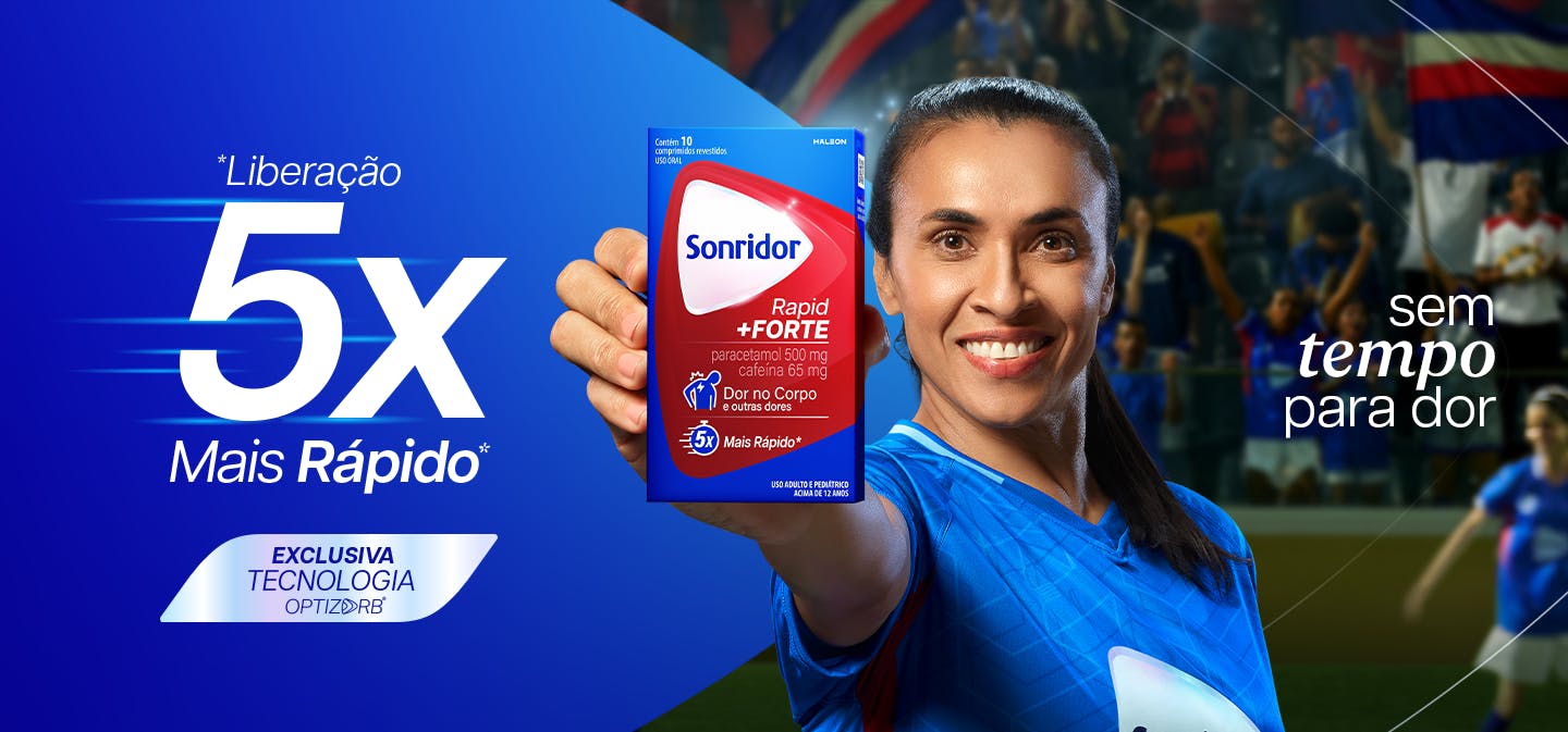 Jogadora de futebol segurando uma caixa do medicamento Sonridor Rapid +Forte, sorrindo com confiança. A embalagem destaca os benefícios: ‘5x mais rápido’, ‘Dor no corpo e outras dores’, e ‘Exclusiva Tecnologia Optizorb’. A jogadora está em campo, com torcedores comemorando ao fundo. O slogan ‘sem tempo para dor’ aparece em destaque.