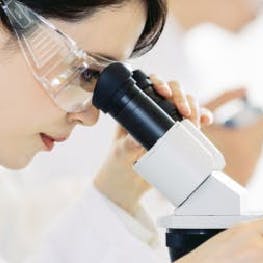 顕微鏡を覗き込む女性 