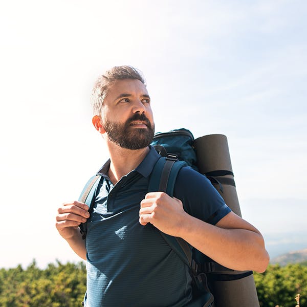 Hombre con mochila haciendo senderismo