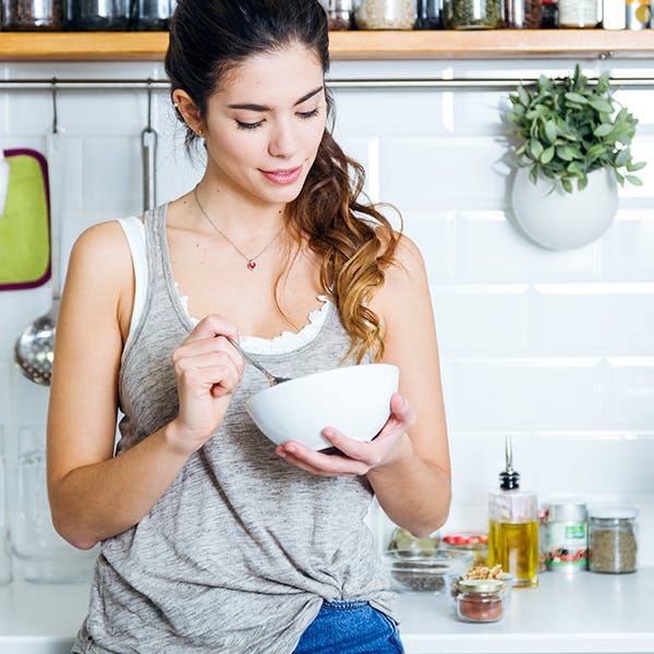 Mujer comiendo en un bowl - Multicentrum 