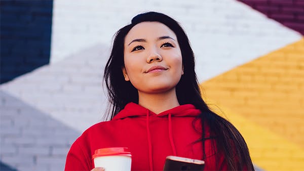 mujer asiatica joven sonriendo suavemente