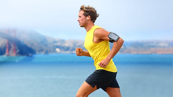 hombre corriendo junto al agua