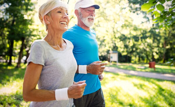 Adultes dans la cinquantaine se promenant dans le parc