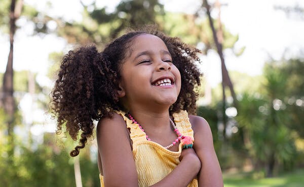 Enfant heureux jouant dehors