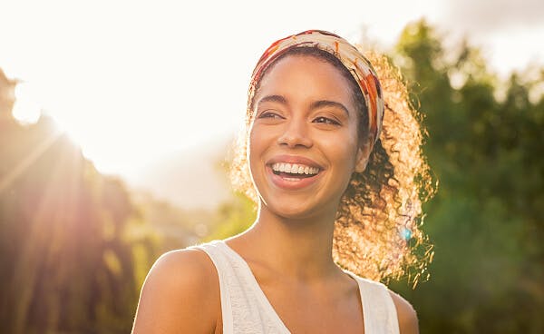 Femme joyeuse profitant de la nature