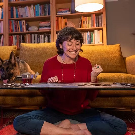 Femme souriant joyeusement