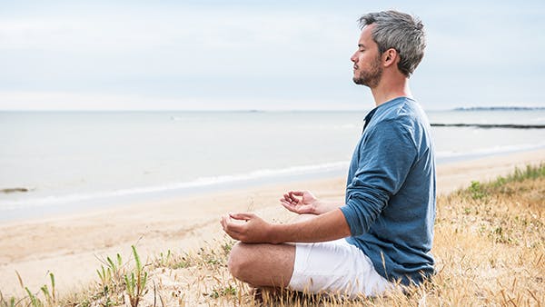 Hombre que sienta, en, un, playa, meditar