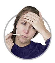 Fièvre et frissons | Femme qui prend sa température Fièvre et frissons | Femme qui prend sa température
