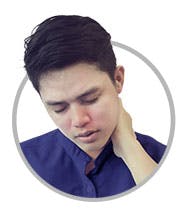 Douleurs et courbatures | Homme tenant sa nuque à cause de la douleur Douleurs et courbatures | Homme tenant sa nuque à cause de la douleur
