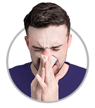 Congestion nasale et de la poitrine | Homme qui se mouche Congestion nasale et de la poitrine | Homme qui se mouche