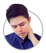 Douleurs et courbatures légères | Homme tenant sa nuque à cause de la douleur Douleurs et courbatures légères | Homme tenant sa nuque à cause de la douleur