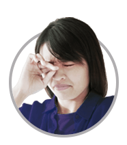 Picotement et larmoiement des yeux | Femme se frottant les yeux Picotement et larmoiement des yeux | Femme se frottant les yeux