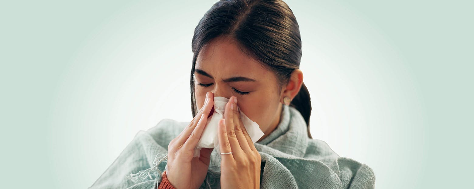 Femme dont le nez est congestionné
