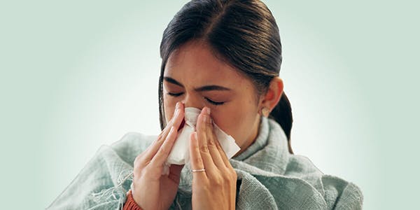 Femme dont le nez est congestionné