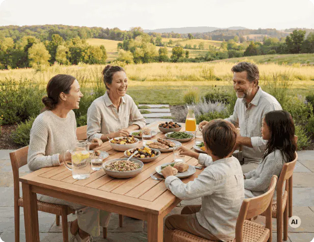 Mehrere Personen sitzen gemeinsam an einem Esstisch mit verschiedenen Speisen als Symbol für ausgewogene Ernährung, Wohlbefinden und die Philosophie von Centrum