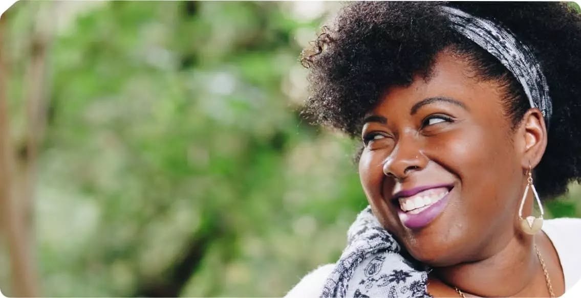 A women smiling and showing her teeth