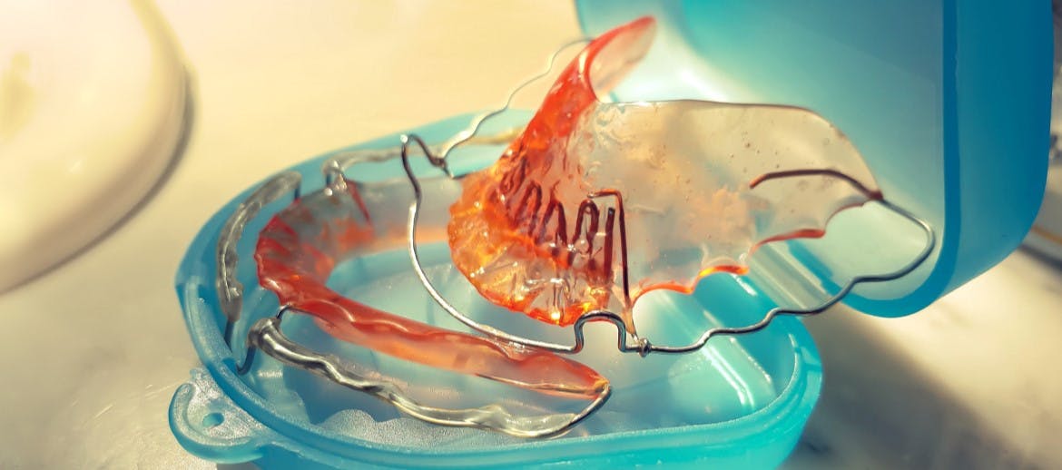 A brace retainer set in a container