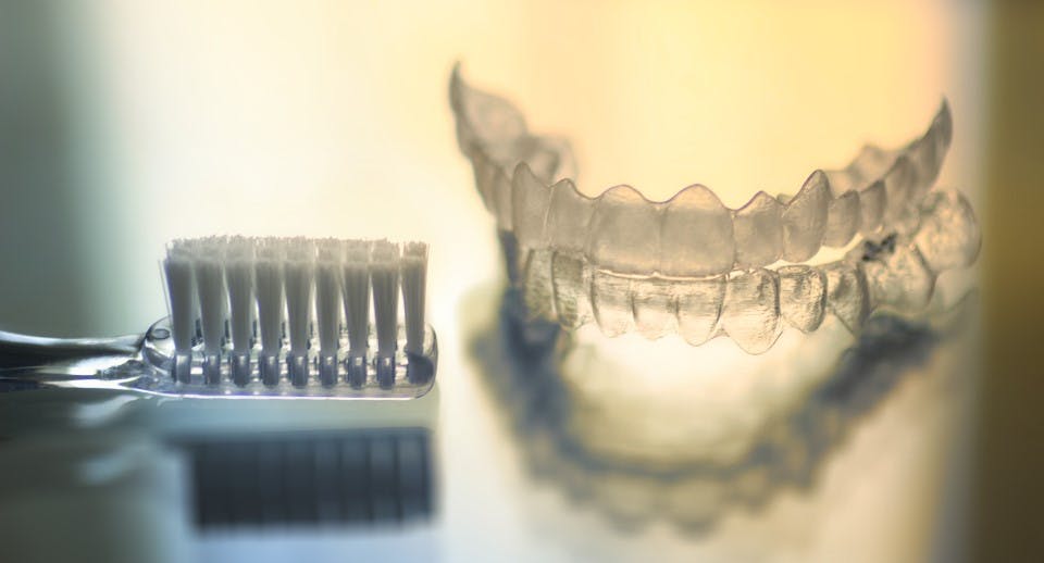 Elimina las bacterias de tus prótesis dentales y retenedores con